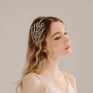 Serre-tête de mariée doré avec cristaux étincelants présenté de profil sur modèle