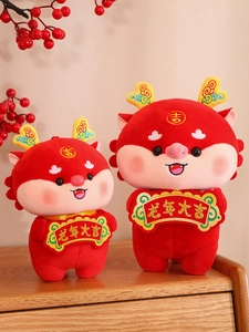 Gros plan de mascottes festives en peluche de dragon rouge avec broderie traditionnelle
