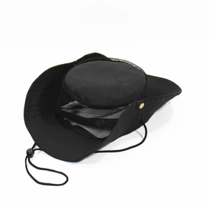 Détail de la maille respirante et de la mentonnière d'un chapeau de soleil noir