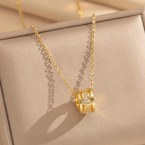 Macro-opname van een gouden kalebas-hanger ketting met sprankelende gezette zirkoonstenen