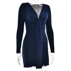 Détail de la robe bleu foncé à col en V avec décoration de nœud et manches longues ajustées