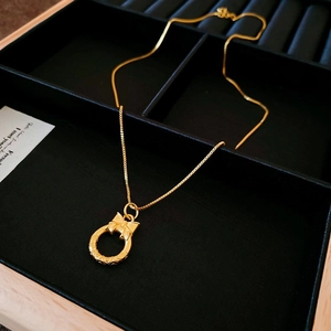 Nahaufnahme der goldenen Zylinderhalskette mit Zirkonia und Schleife im Samtetui