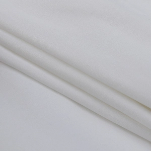 Vista macro de tela tejida blanca lisa con brillo sedoso y caída suave elegante