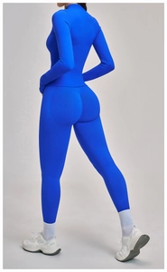 Detailansicht des hellblauen Yoga-Sets mit Leggings und Stehkragen-Oberteil