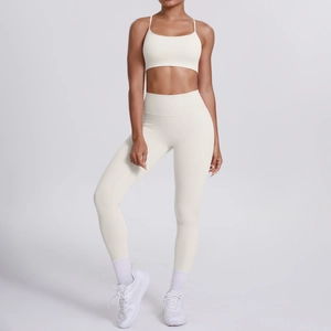 Detailansicht des creme-weißen nahtlosen Yoga-Sets für Damen mit Cross-Back-Sport-BH