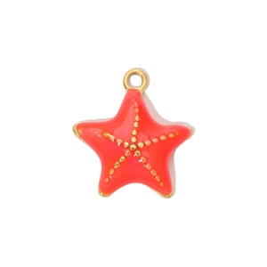 Gros plan du pendentif étoile de mer rouge corail avec détails dorés et émail