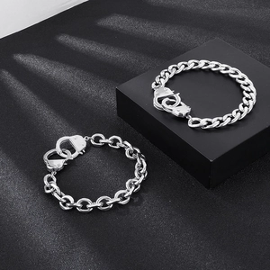 Détail du bracelet gourmette argenté en acier inoxydable avec fermoir en forme de menottes