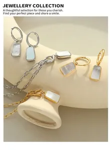 Détail d'un ensemble de bijoux élégants avec pendentif en nacre et finitions métal