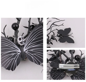 Détail de la pince à cheveux papillon d'Halloween avec crâne, mesh et clip bec de canard argenté