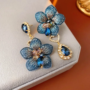 Détails de boucles d'oreilles vintage fleurs brodées bleues et gemmes bleu foncé