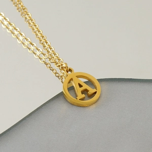 Collier classique en acier inoxydable plaqué or 18k avec pendentif rond lettre A femme