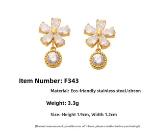 Vue détaillée des boucles d'oreilles fleur en acier inoxydable doré 18K et zircons