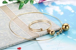Détail de l'ensemble collier et bracelet à boules dorées avec inscription Soleil et Lune