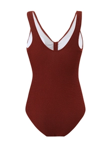 Détail d'un maillot de bain rouge foncé en tissu seersucker texturé avec décolleté plongeant