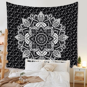 Détail d'une tapisserie murale mandala noir et blanc avec motifs fins dans une chambre