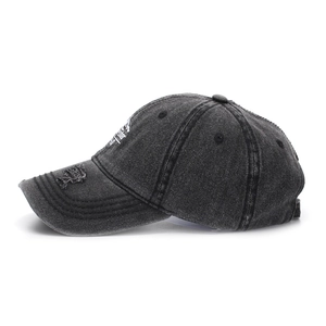 Détail d'une casquette en denim délavé avec bord usé et broderie d'une étoile