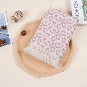 Weiche Babydecke aus Baumwolle mit rosa Leopardenmuster und eleganten Quasten Verziere