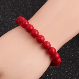 Gros plan d'un bracelet en perles rouges brillantes sur un modèle d'exposition