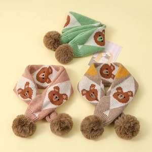 Détail d'écharpes tricotées pour enfants avec ours de dessin animé et pompons