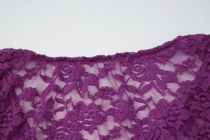 Vue macro détaillée du tissu en dentelle violette avec texture mesh florale pour haut femme