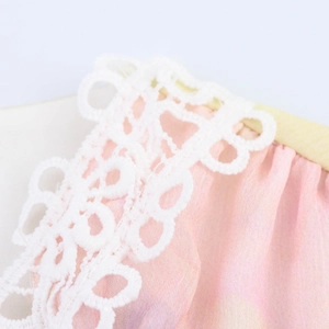Dettagli dell'abito in chiffon rosa con pizzo bianco e cuciture di alta qualità