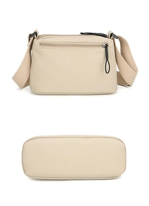 Vue détaillée du dos et du fond du sac bandoulière beige en nylon avec large sangle noire