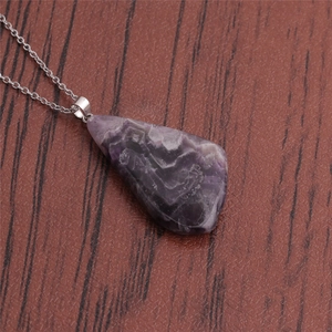 Pendentif en pierre violette irrégulière minimaliste avec veines blanches sur chaîne