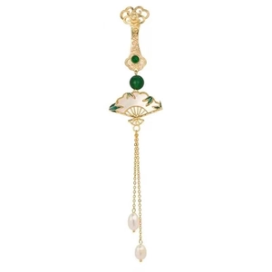 Broche éventail chinois élégante avec cadre doré, perles vertes et pompons perles