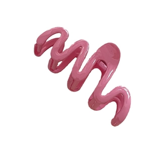 Pink wavy hair claw clip made of glossy high-quality plastic for stylish hair styling