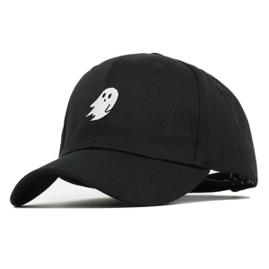 Berretto da baseball in cotone nero con ricamo a fantasma bianco vista laterale 3/4