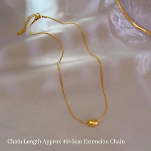 Elegante collana a fagiolo in acciaio al titanio dorato con catena a serpente da 40+5 cm