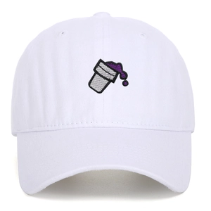 Vue détaillée d'une casquette de baseball en coton blanc avec broderie violette