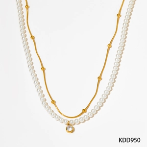 Détail du collier de perles à double rangée avec pendentif en zircone et perles dorées