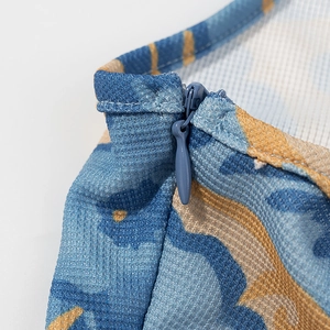 Detail eines verdeckten Reißverschlusses am Kleid mit blau-gelbem Print-Webstoff