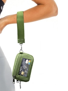 Detalle de muñequera verde militar con ranura para tarjetas y cremallera metal