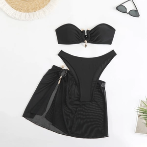 Ensemble bikini noir 3 pièces avec culotte haute et paréo de plage en mesh posé à plat