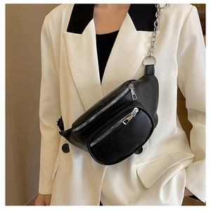 Détail d'un sac de poitrine en cuir PU noir avec chaîne argentée et fermetures éclair