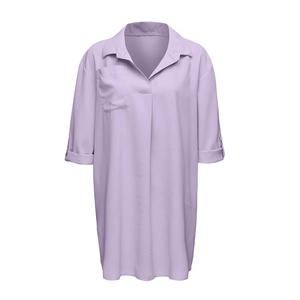 Detalle de la camisa de gasa lila con cuello en V y bolsillo frontal para mujer