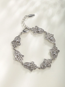 Gros plan du bracelet main de Hamsa en argent avec fermoir mousqueton et chaînette