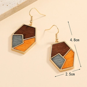 Détail des boucles d'oreilles géométriques en alliage et bois de 4,8cm x 2,5cm