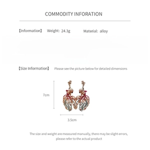 Vue détaillée des boucles d'oreilles poisson avec strass, hauteur 7 cm et largeur 3,5 cm