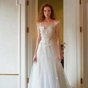 Robe De Mariée Princesse Française Avec Appliques Papillon 3D En Tulle Col En V Dos Nu Romantique