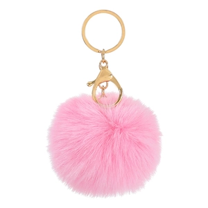 Detail eines rosa flauschigen Bommel-Schlüsselanhängers mit goldener Schließe