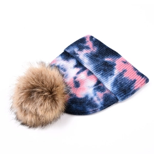 Bonnet en tricot tie-dye avec grand pompon en fausse fourrure et revers pour l'hiver
