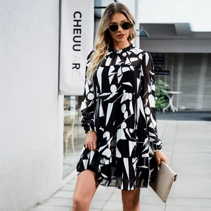 Robe courte élégante à manches longues avec imprimé géométrique noir et blanc et volants