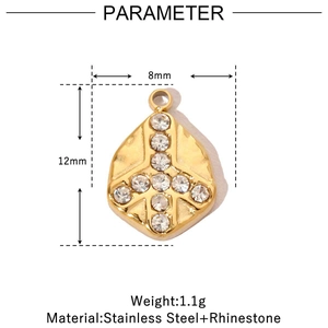 Détail du pendentif feuille de 12mm en acier doré orné de strass blancs brillants