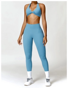 Détail de l'ensemble de yoga bleu ciel avec legging taille haute et brassière dos nu