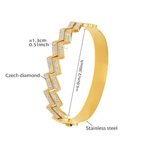 Détail du bracelet jonc en acier inoxydable plaqué or 18k avec diamants tchèques