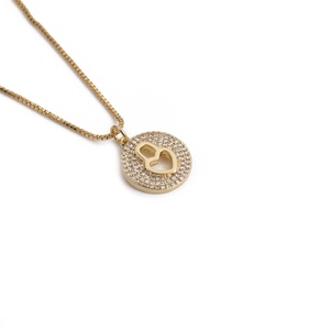 Collana minimalista in oro con ciondolo a cuore in zirconia e piccoli cristalli scintillanti