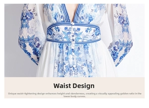 Détail de la taille sur robe en mousseline blanche avec imprimé fleuri bleu et boutons